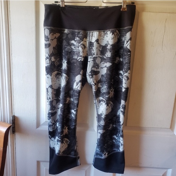 The North Face FLASHDRY Black Gray Floral Crop Leggings Sz L - Picture 1 of 9